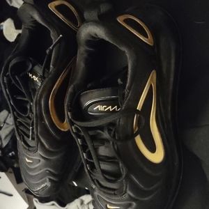 Air max 720 black and gold